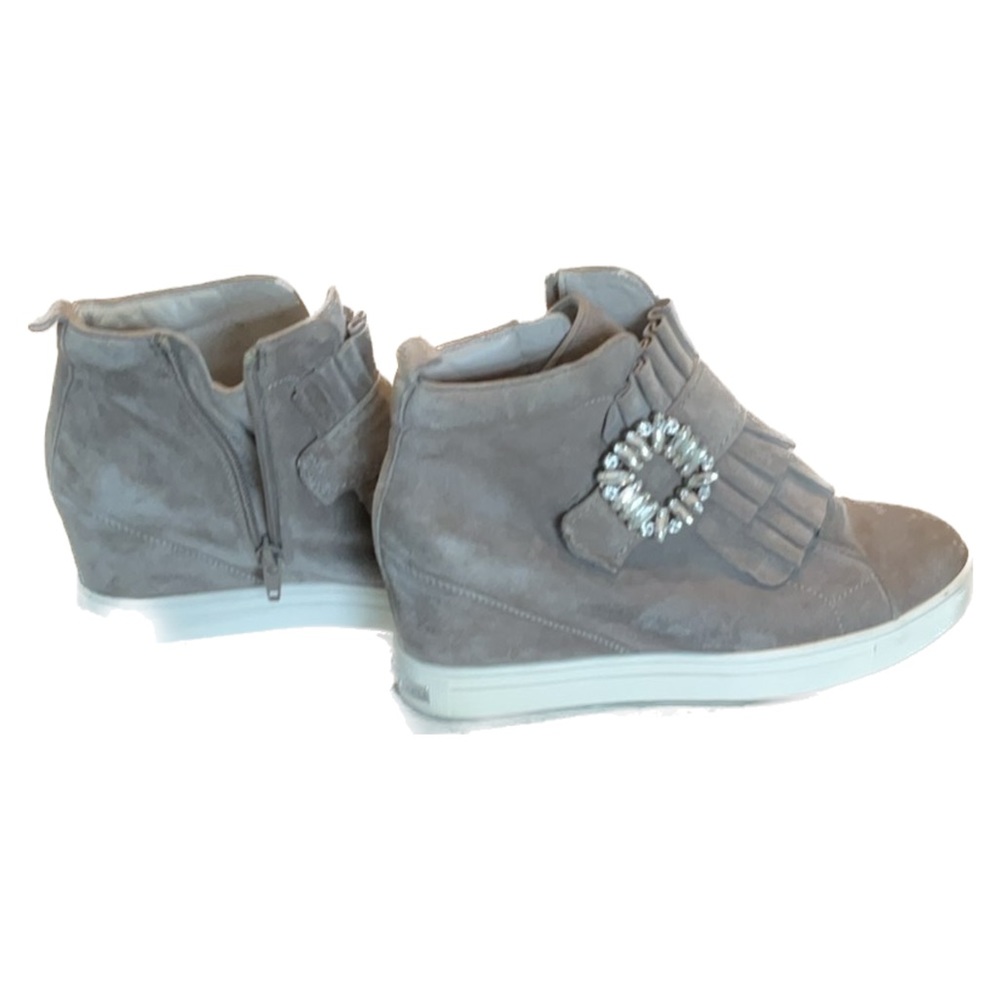 Kennel & Schmenger Trainer Hidden Wedge Sneaker with decorative buckle